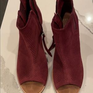 Toms wine colored zipper bootie